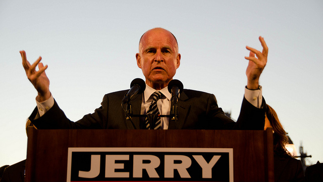 California Gov. Jerry Brown stands over a podium at a rally in Oakland Nov. 2010. (Photo/Steve Rhodes via Flickr)