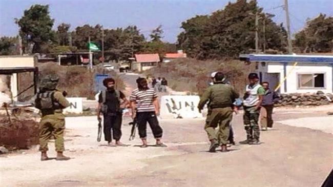 A photo from the Israel, Syrian border along the Golan Heights showing IDF soldiers conversing with Jabhat al Nusra fighters.