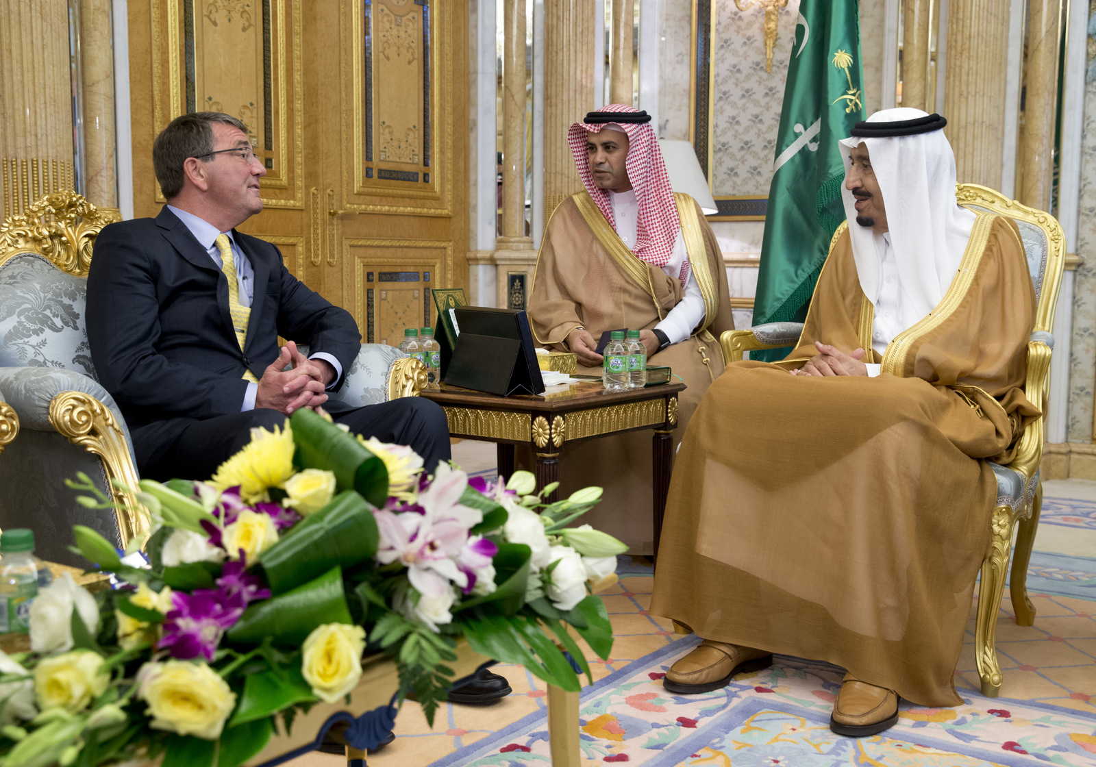 U.S. Defense Secretary Ash Carter, left, meets with Saudi Arabian King Salman bin Abdul Aziz, right, at Al-Salam Palace in Jiddah, Saudi Arabia, Wednesday, July 22, 2015.(AP Photo/Carolyn Kaster, Pool)