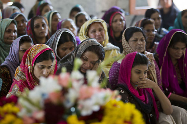 Pakistani Christian women mourn during the funeral service of Sahil Pervez who was killed in a suicide bombing attack, in Lahore, Pakistan, Monday, March 28, 2016. The death toll from a massive suicide bombing targeting Christians gathered on Easter in the eastern Pakistani city of Lahore rose on Monday as the country started observing a three-day mourning period following the attack. AP photo