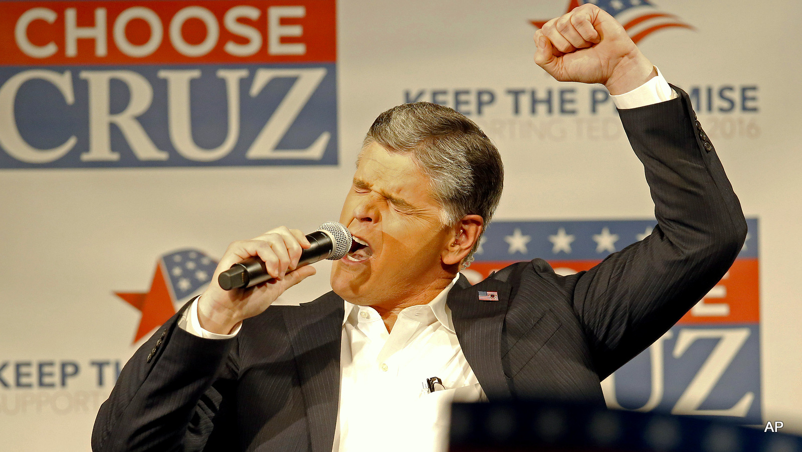 Fox news Channel's Sean Hannity campaigns on behalf of of Republican presidential candidate Ted Cruz.March 18, 2016, in Phoenix. 