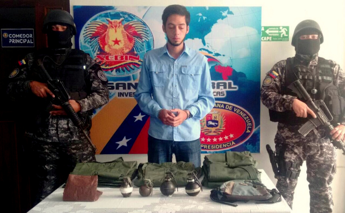 Venezuelan right-wing city councilman José Vicente García poses with the military equipment found at his car by security forces. (Photo: Twitter/@VielmaEsTachira)