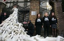 Activists from the Syria Campaign protest Russian military action in Syria in front of the Russian embassy in London. (Photo: Twitter @RamiJarrah)