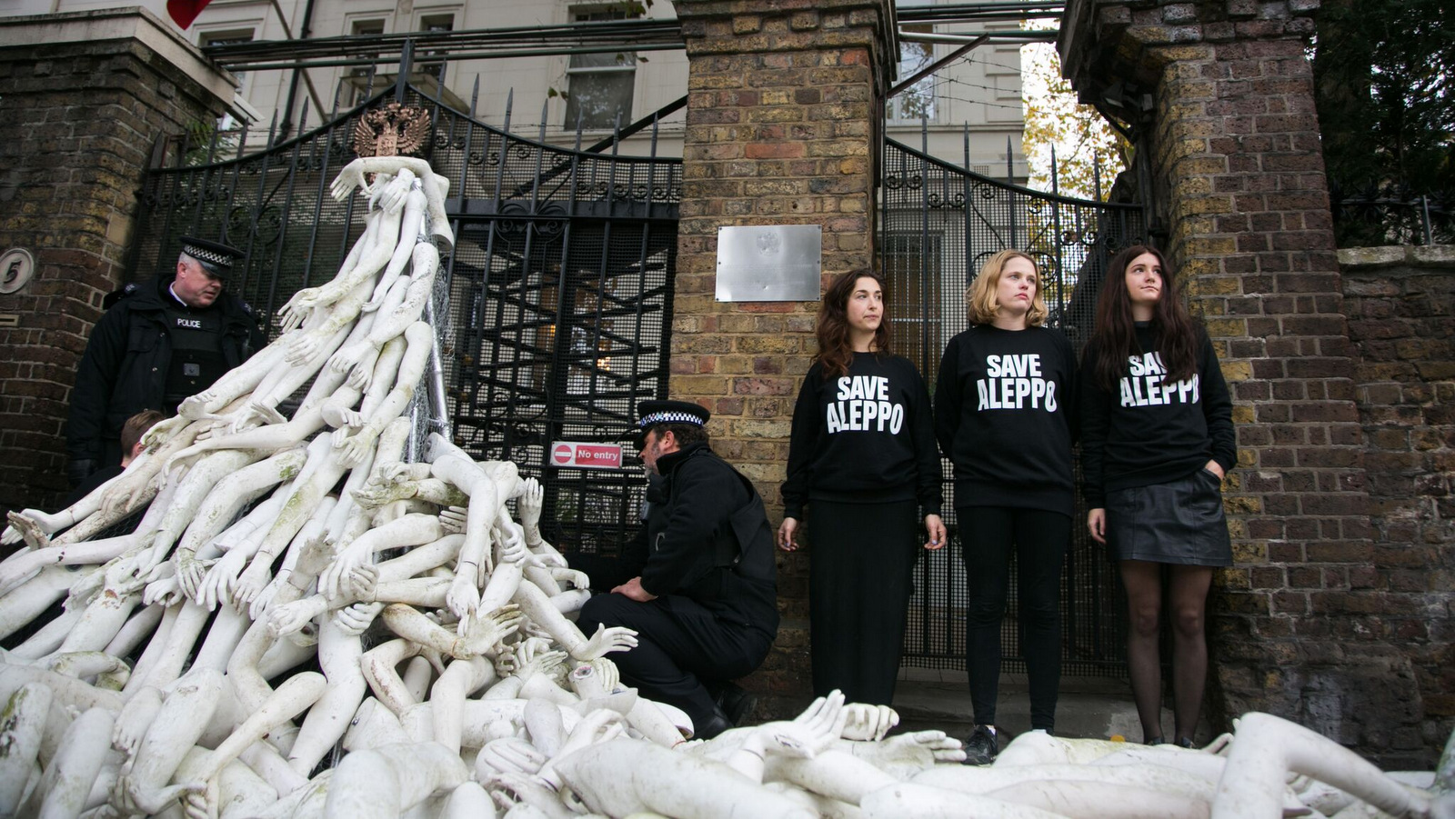 Activists from the Syria Campaign protest Russian military action in Syria in front of the Russian embassy in London. (Photo: Twitter @RamiJarrah)