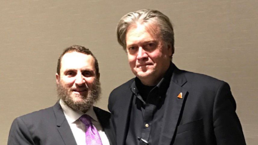 Steve Bannon posa con pelos en la lengua rabino sionista Shmuley Boteach.  Esta imagen fue twitteó por Boateach después de su reunión.  (Foto: Twitter captura de pantalla)