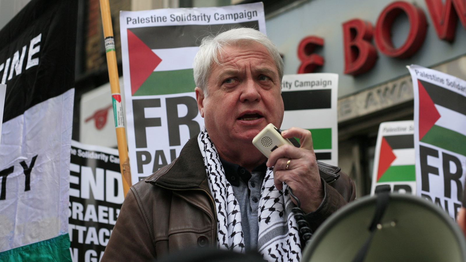 Hugh Lanning addresses a Palestine Solidarity Campaign rally in the UK in 2014. (Photo: PSC/flickr)