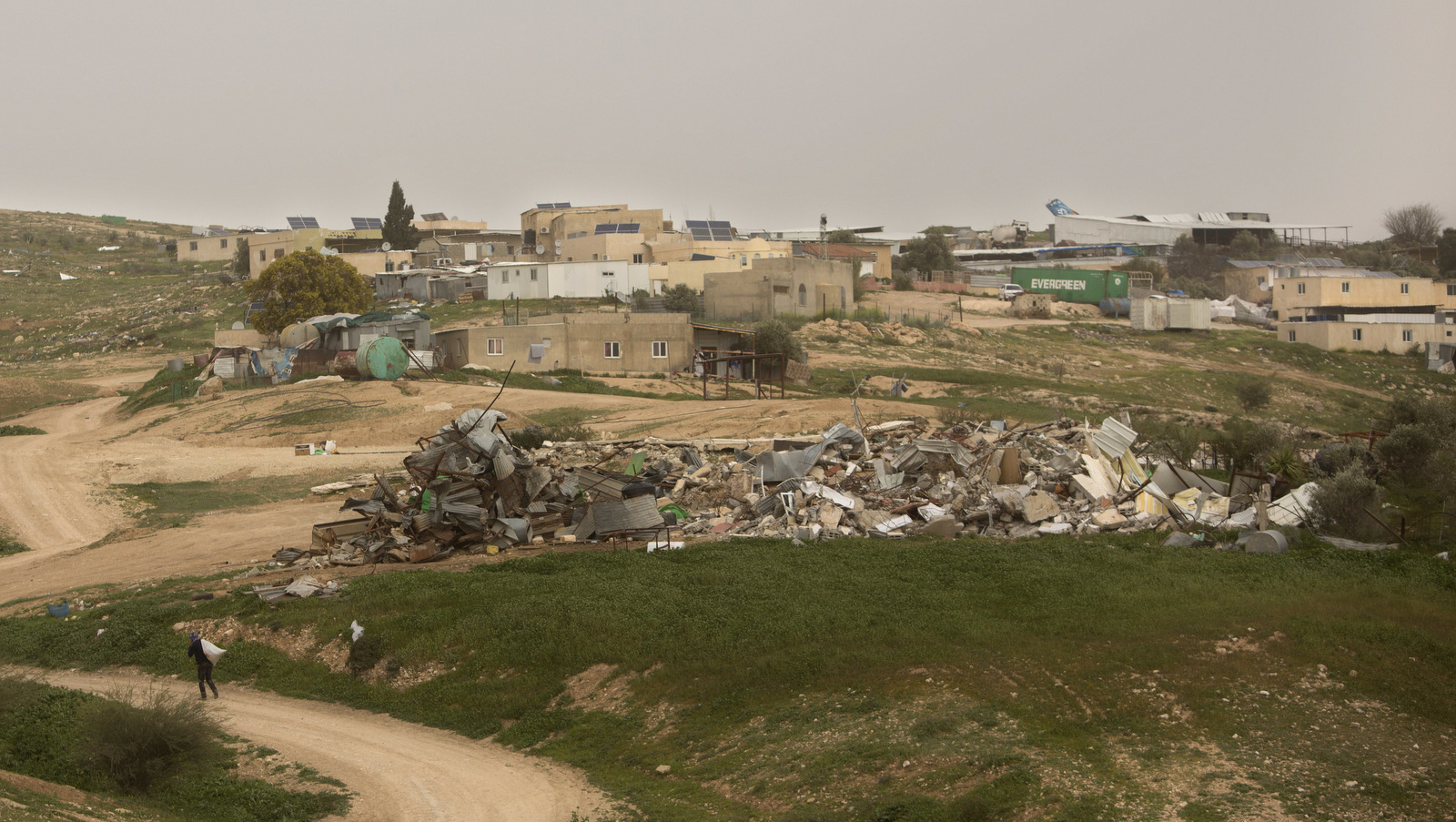Neste domingo, foto do 12 de março de 2017, um homem aproxima-se dos destroços de lares demolidos, na aldeia beduína de Umm al-Hiran, Israel.  (AP / Sebastian Scheiner)