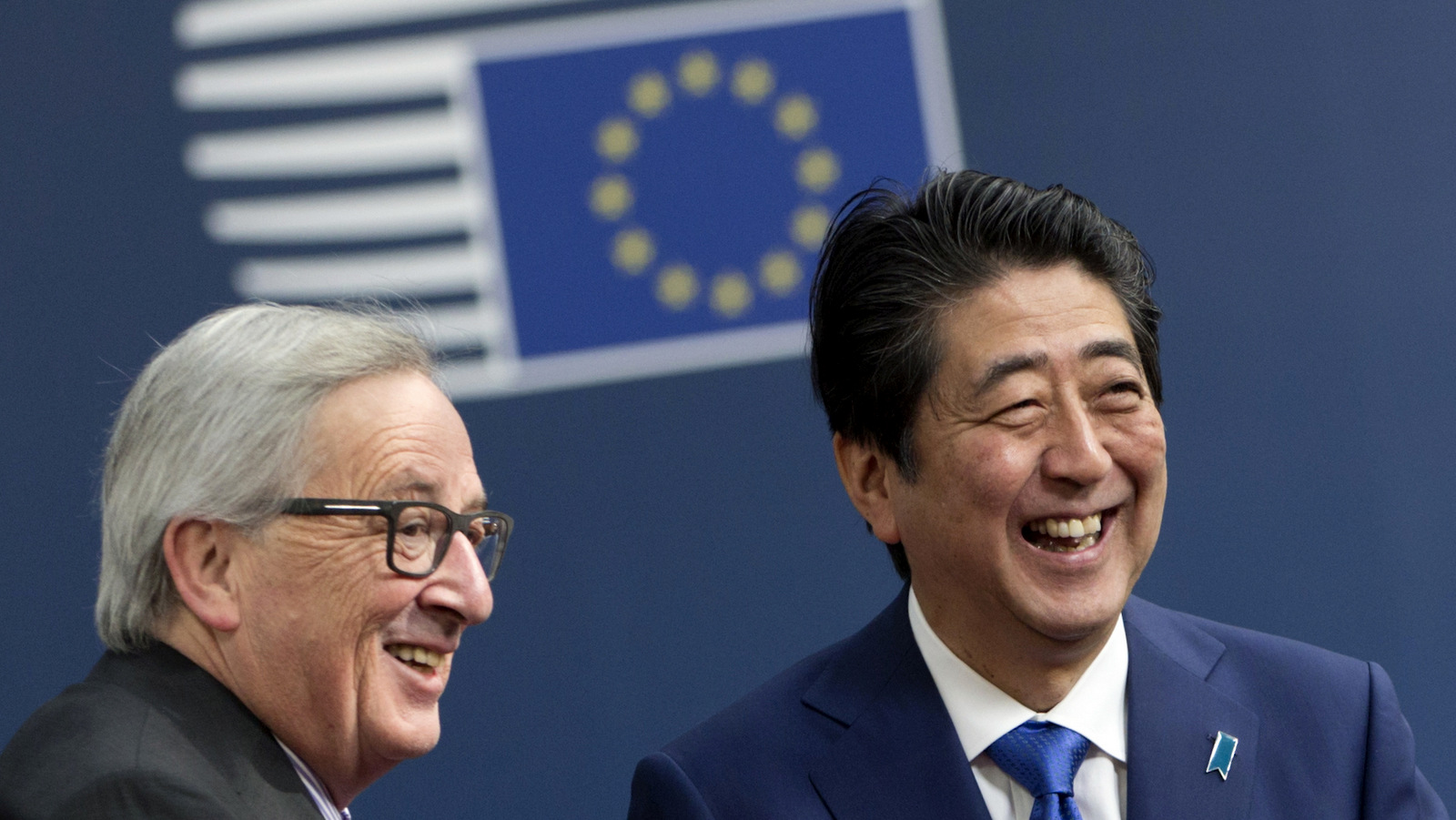 European Commission President Jean-Claude Juncker, left, greets Japanese Prime Minister Shinzo Abe on arrival at the Europa building in Brussels, March 21, 2017. (AP/Virginia Mayo)