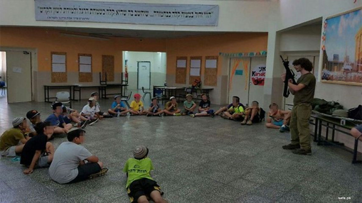 Israeli settler children are trained on how to use weapons. [Image: Safa.ps]
