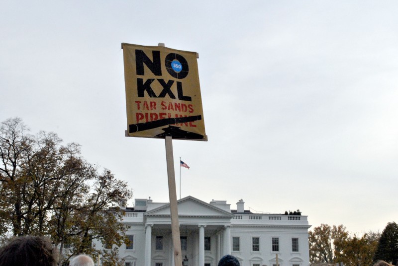 File: A NoKXL sign in front of the White House at a protest against the Keystone XL Pipeline, November 18 2012 (Flickr / chesapeakeclimate)