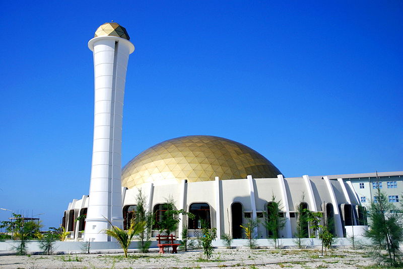 A modern grand mosque on the island of Hulhumalé in Maldives, photographed on December 6, 2006. 4 Muslim women ruled the region during the medieval era. (Flickr / Ibrahim Iujaz)