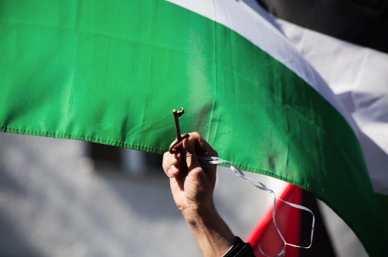 A protester holds a key in aloft in front of a Palestinian flag at a Nakba Day protest in Berlin on May 15, 2015. Despite growing global opposition to Israeli occupation of Palestine, the New York Times continues to publish unquestioned Zionist rhetoric in support of the next brutal war. (Flickr / Montecruz Foto)