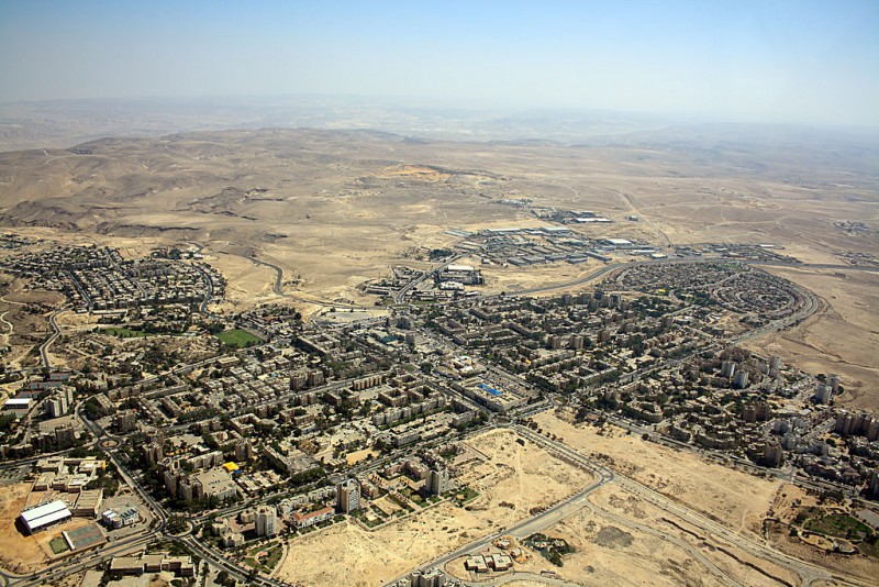 Arad, a small city in southern Israel, photographed from the air on August 18, 2013. (Wikimedia Commons / Neukoln)