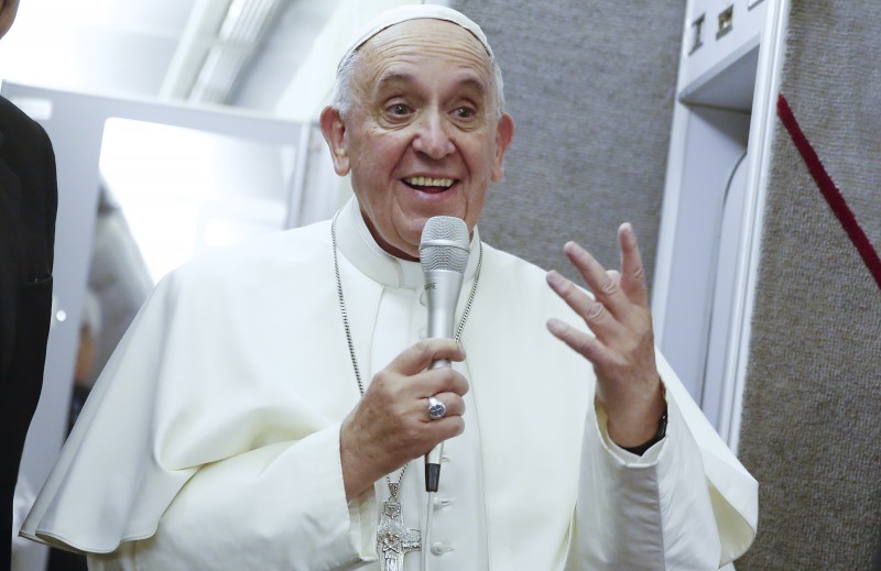 Pope Francis talks to journalists during a press conference he held while en route to Italy, Monday, Sept. 28, 2015. Pope Francis returned to the Vatican Monday at the end of a 10-day trip to Cuba and the United States. (Tony Gentile/Pool Photo via AP)