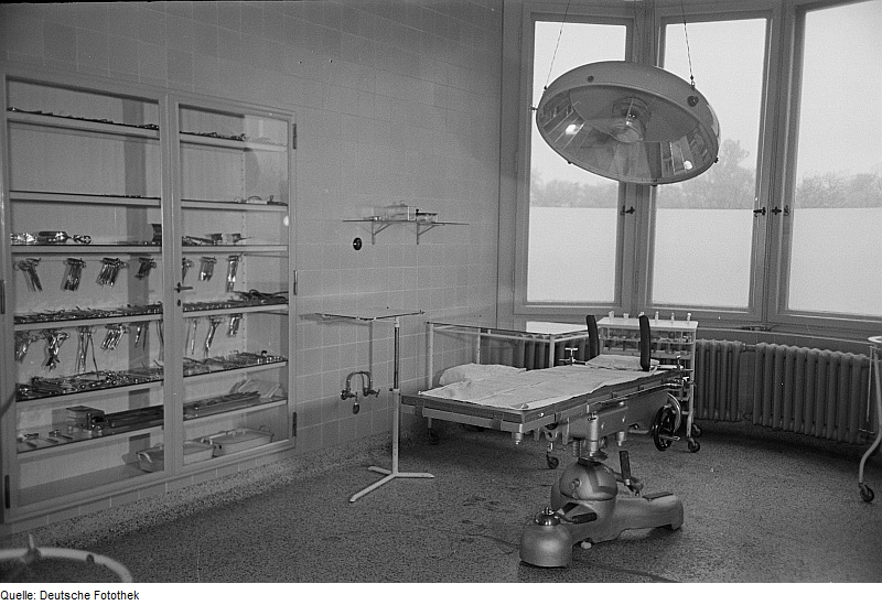 File: A 1950s operating room in Germany. (Wikimedia Commons / Deutsche Fotothek)