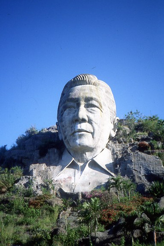 A bust of Ferdinand Marcos located on the Marcos Highway near the city of Baguio, photographed in 1989. It was partially destroyed in 2002. (Wikimedia Commons / Angust)