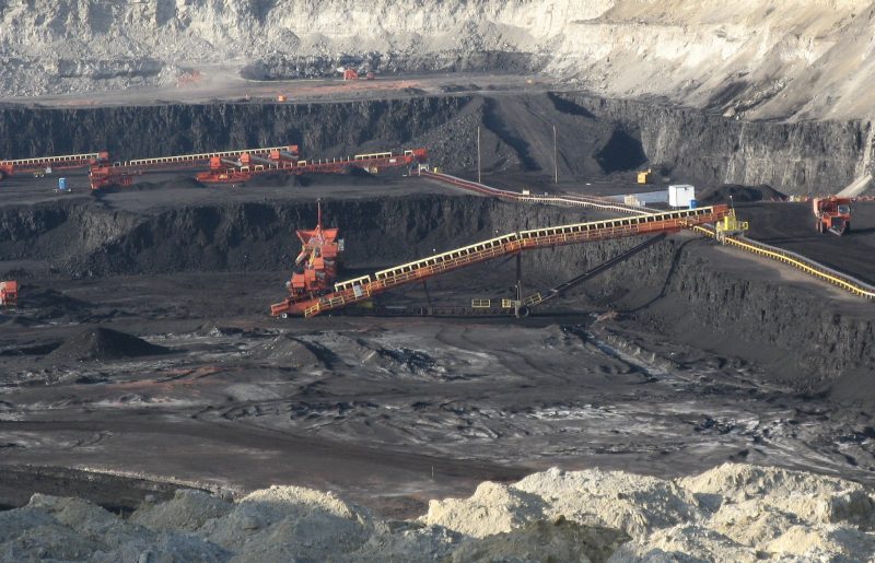 File: Massive mining equipment works in a mountaintop removal coal mine in Wyoming. May 6, 2008. (Flickr / Greg Goebel)