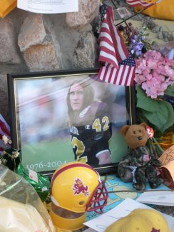 This memorial was set up by fans of Pat Tillman outside Sun Devil Stadium where he played football for the Arizona State University Sun Devils and the Arizona Cardinals. April 29, 2004. (Wikimedia Commons / James Fee)
