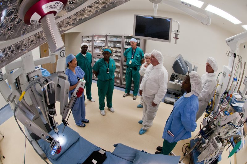 File: Surgeons and staff in a high-tech operating room at Fort Belvoir Community Hospital. May 30, 2012. (Flickr / U.S. Army / Staff Sgt. Bernardo)