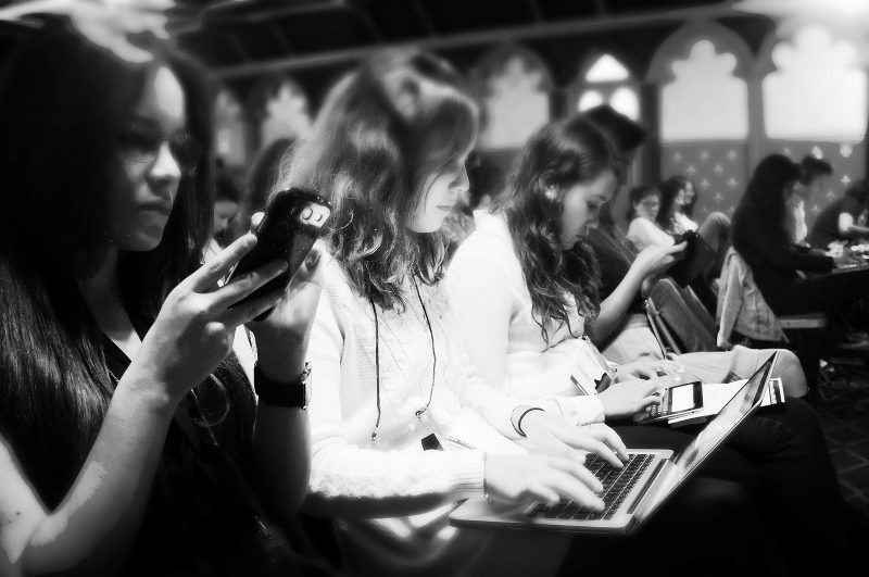 A group of female journalists work on their smart phones or laptops during a press conference. November 7, 2013. (Flickr / Esther Vargas)