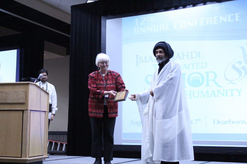 Rachel Corrie's mother accepts an award at the Muslim Congress, August 2016. (Ali Salaam)