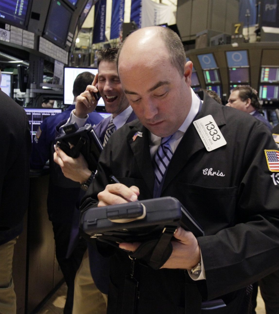 Stocks edge lower after consumer confidence report