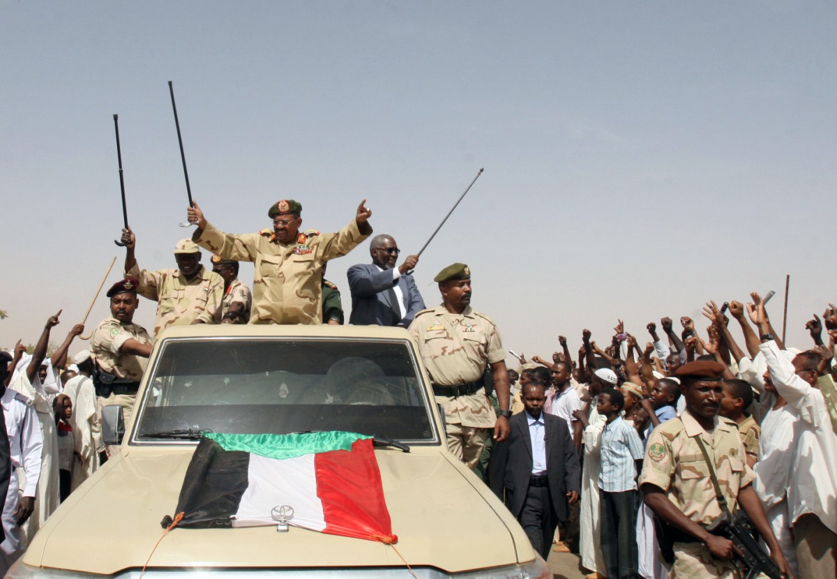 El presidente sudanés, Omar al-Bashir, en el centro, saluda desde la parte trasera de un camión durante una visita a Kordofan del Norte, Sudán, el jueves 19 de abril de 2012. La Liga Árabe dijo el jueves que celebrará una reunión de emergencia sobre el aumento de la violencia entre Sudán y Sudán del Sur. El presidente de Sudán, Omar al-Bashir, amenazó con derrocar al gobierno de Sudán del Sur después de acusar al sur de intentar derribar a su gobierno con sede en Jartum. Al-Bashir continuó su retórica de línea dura el jueves en un discurso a una brigada de "defensa popular" que se dirigía al área de Heglig. La ceremonia se llevó a cabo en al-Obeid, en el norte de Kordofan. (Foto AP / Abd Raouf)