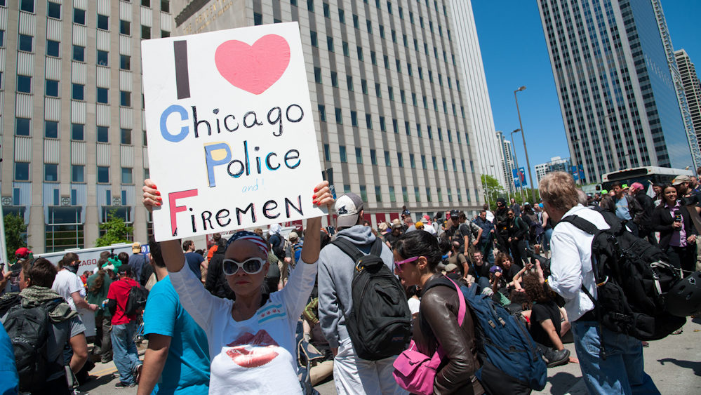 A demonstrator shows solidarity with Chicago police as a large crowd marched through the streets of Chicago. (Photo by Norbert Schiller/Mint Press)