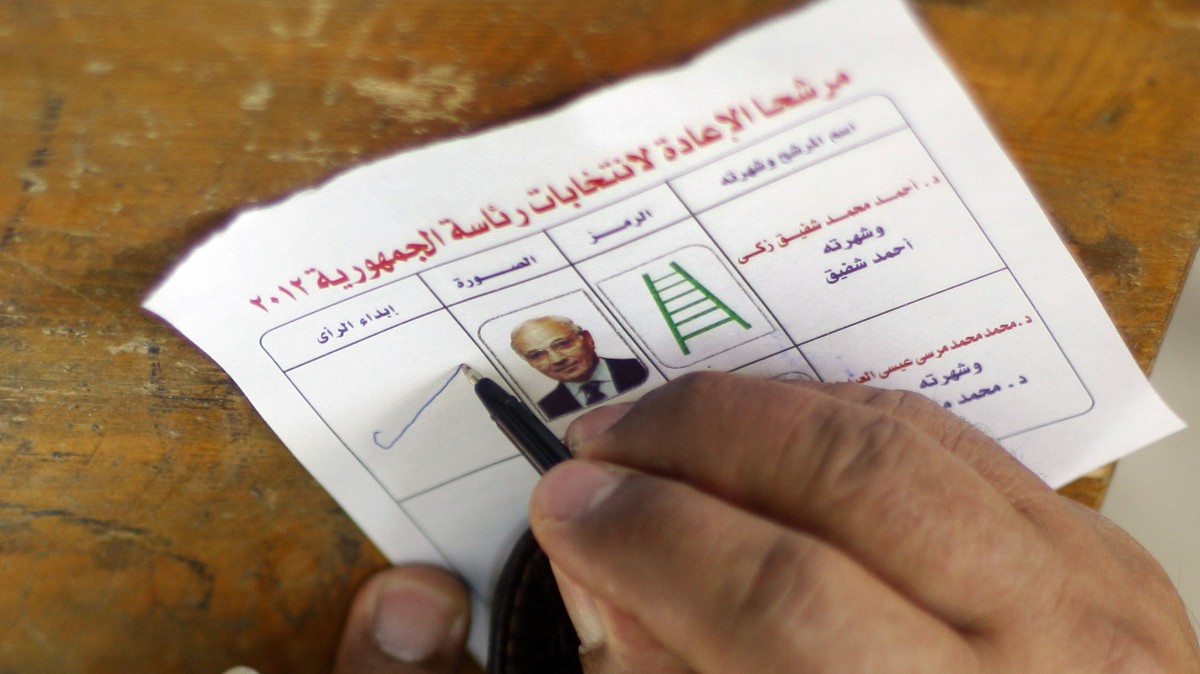 An Egyptian voter marks his ballot in favor of presidential candidate Ahmed Shafiq at a polling station in Zagazig, 62 miles (100 kilometers) northeast of Cairo, Egypt, Saturday, June 16, 2012. (AP Photo/Amr Nabil)