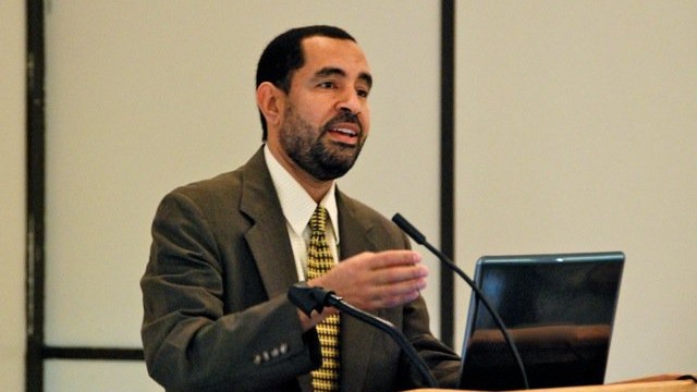 Dr. Abdul Mawgoud R. Dardery teaching a class in the United States. (Photo courtesy of the Dardery family)