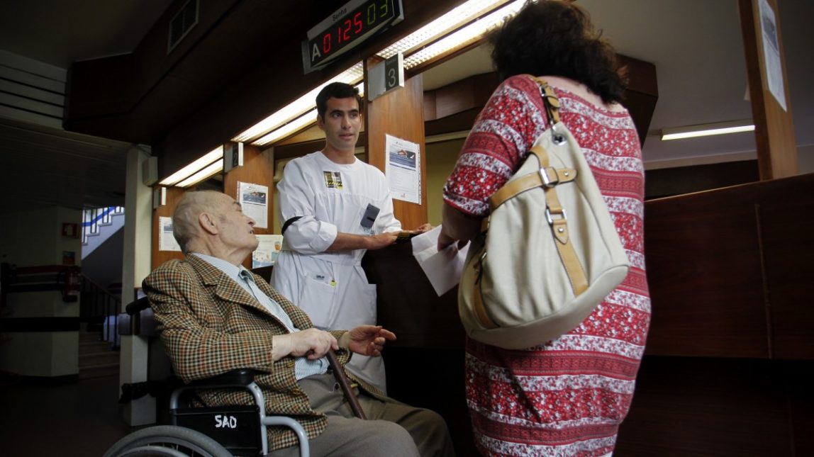 A doctor talks with patients at a hospital Wednesday, July 11, 2012. (AP Photo/Francisco Seco)