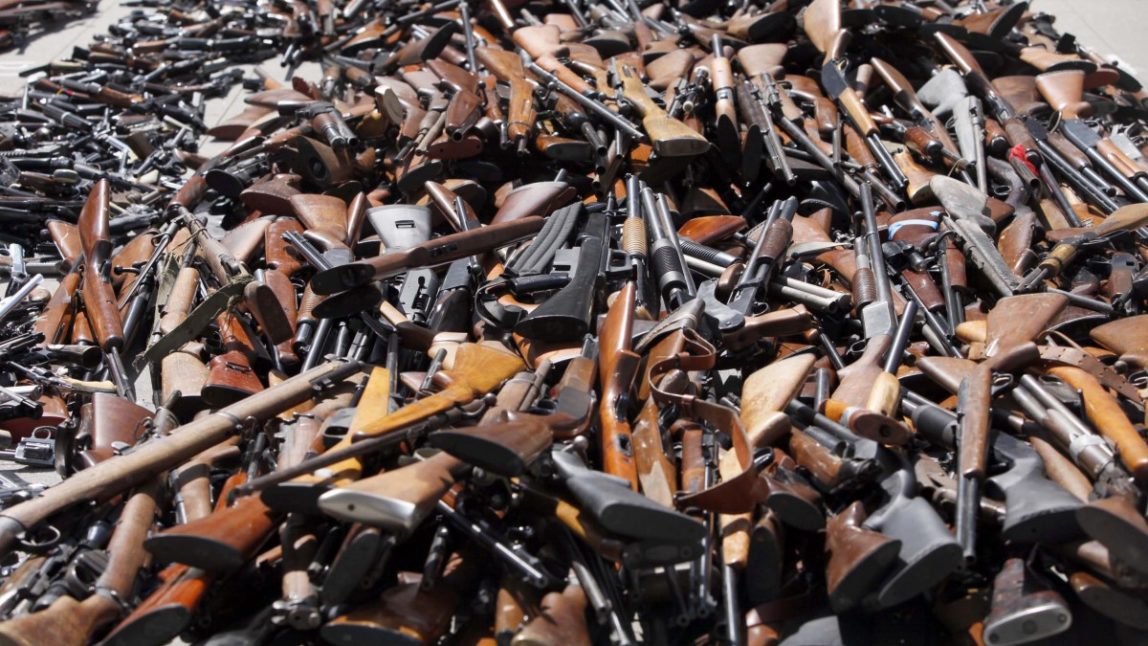 A pile of guns are displayed at a news conference. (AP Photo/Nick Ut)