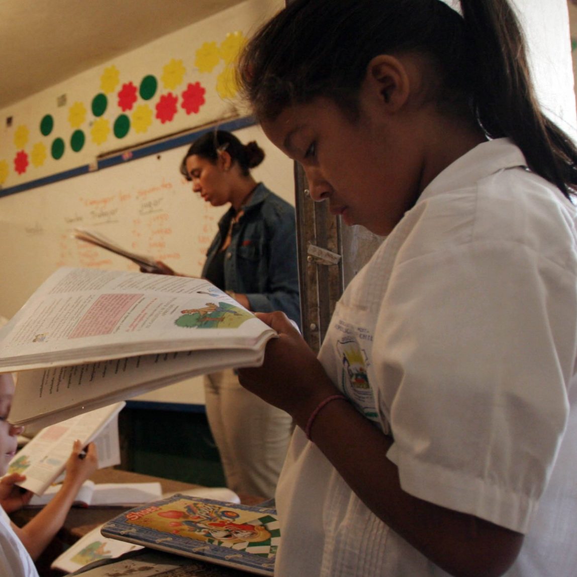 Dania Rodriguez, 10, reads during spanish class in her fourth grade of primary school Wednesday, Aug. 31, 2005. (AP Photo/Ginnette Riquelme)
