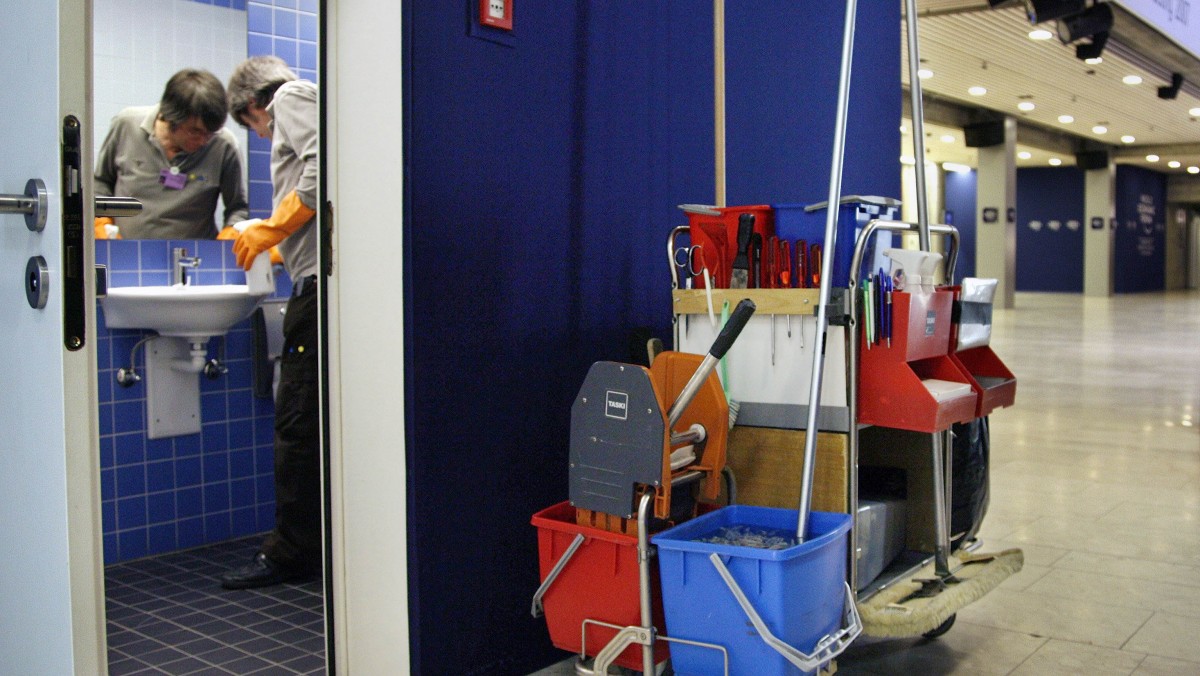 A janitor cleans a restroom next to the congress center's main hall Sunday, Jan. 28, 2007. (AP Photo/Keystone, Alessandro della Valle)