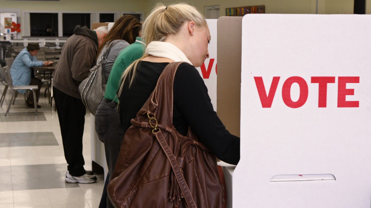 Sarah Amis, right, votes in Oklahoma City, Tuesday, Nov. 2, 2010. (AP Photo/Sue Ogrocki)