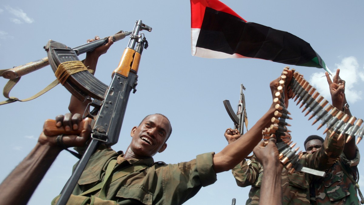 Sudanese armed forces raise their weapons during a visit by President Omar al-Bashir in Heglig, Sudan, Monday, April 23, 2012. (AP Photo)