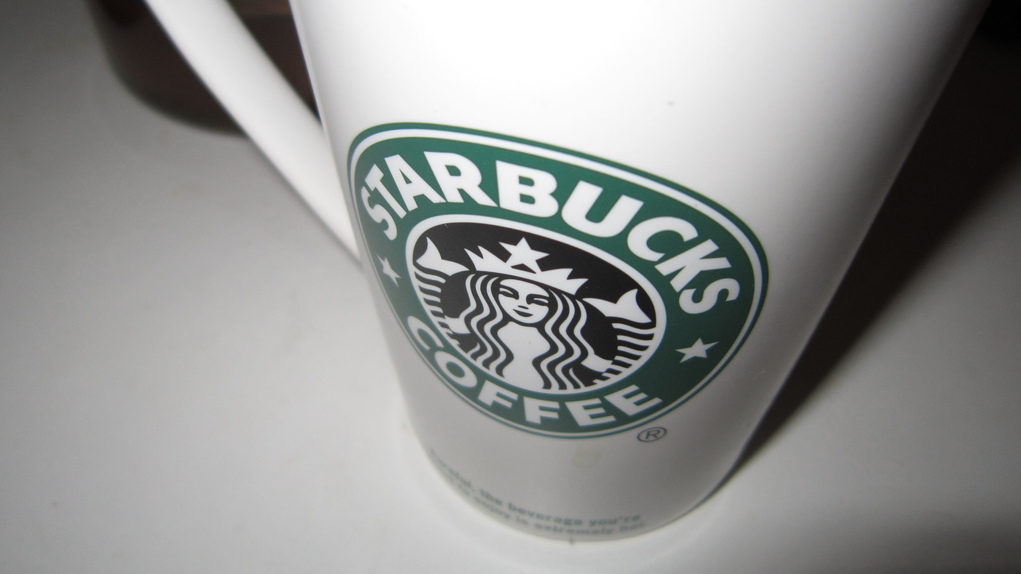 A coffee cup with the Starbucks Coffee logo. (Photo Yehohanan92 via Flikr)
