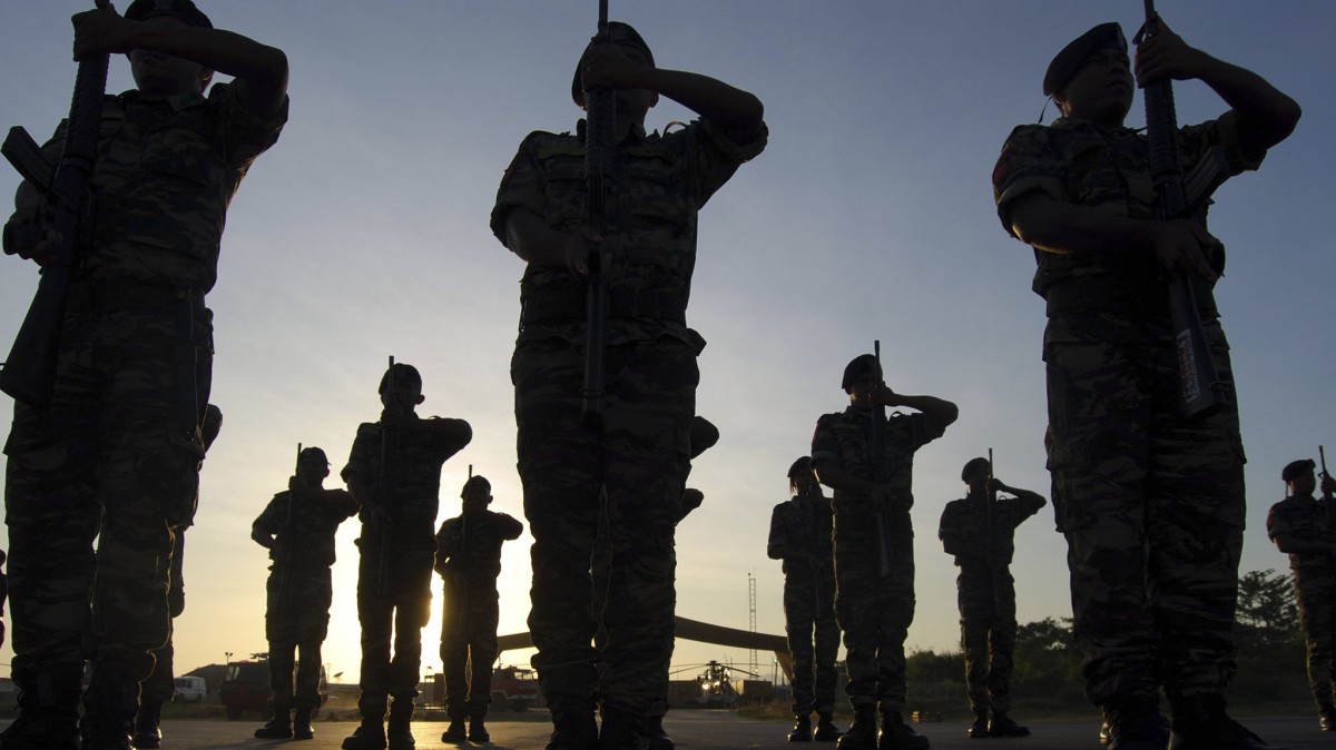 East Timorese soldiers present arms during an arrival ceremony for Brazilian President Luiz Inacio Lula da Silva in Dili, the capital of East Timor Friday, July 11, 2008. (AP Photo/Jordao Henrique)