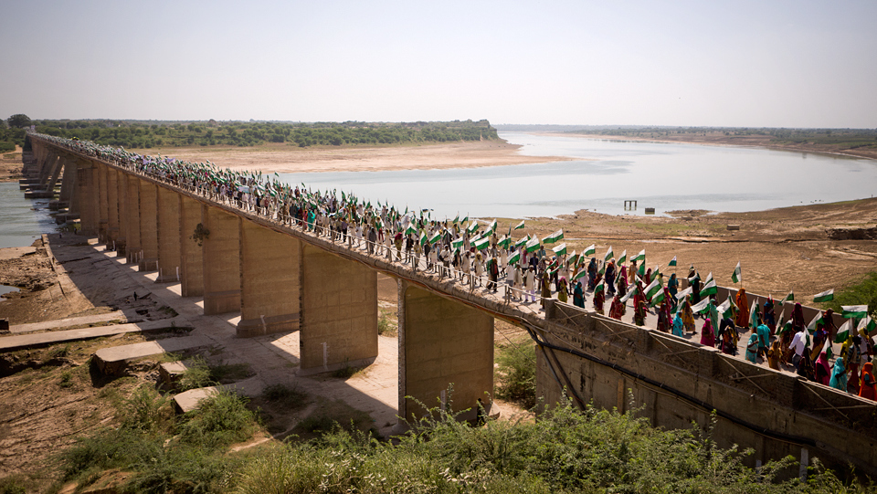 Photo of the Oct. 6 march during the 4th day of marching, walking over the Chambal Bridge. (Photo Ekta Parishad)