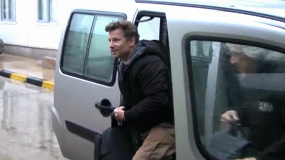 In this image made from video, NBC chief foreign correspondent Richard Engel exits a car after crossing back into Turkey, after they were freed unharmed following a firefight at a checkpoint after five days of captivity inside Syria, in Cilvegozu, Turkey, Tuesday, Dec. 18, 2012. (AP Photo/Anadolu via AP TV)