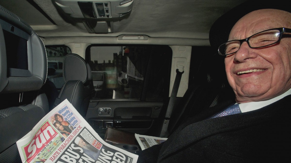 新闻集团首席执行官鲁珀特·默多克 (Rupert Murdoch) 于 2012 年 2 月 17 日星期五从伦敦市中心的家中被赶出家门，阅读他所在集团的《太阳报》。（美联社照片）
