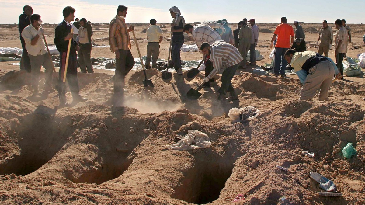 En esta foto del viernes 10 de noviembre de 2006, voluntarios iraquíes entierran cuerpos en la ciudad santa chiíta de Najaf, 160 kilómetros (100 millas) al sur de Bagdad, Iraq, mientras 176 cuerpos de víctimas de violencia reciente fueron traídos de Bagdad a Najaf para el funeral. (AP / Alaa al-Marjani)