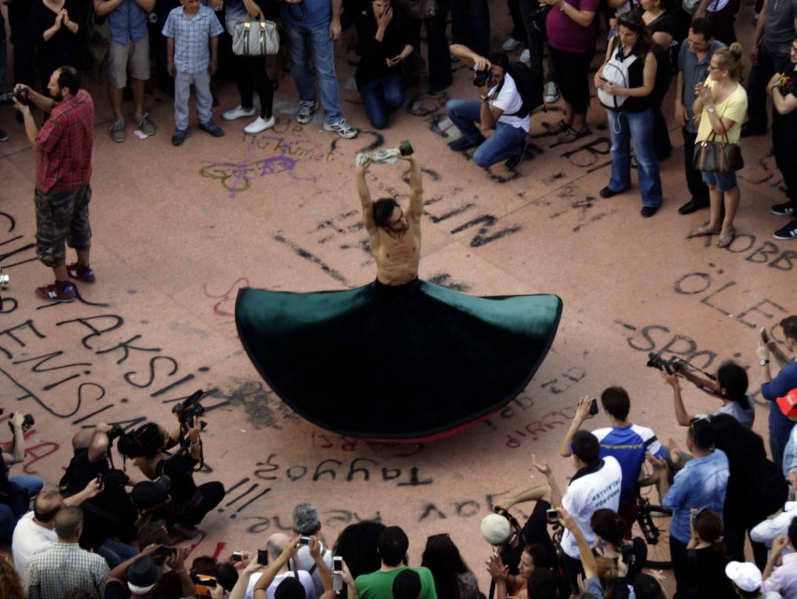 在#OccupyGezi所开放的空间中，土耳其人呼吁埃尔多安在叙利亚煽动暴力