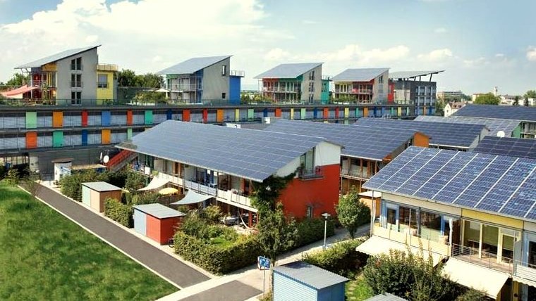Photo shows the Solar Settlement in Freiburg, Germany, which generates 420,000 kWh of solar energy from a total photovoltaic output of about 445 kW peak per year (Photo/permiegardener via Flickr)