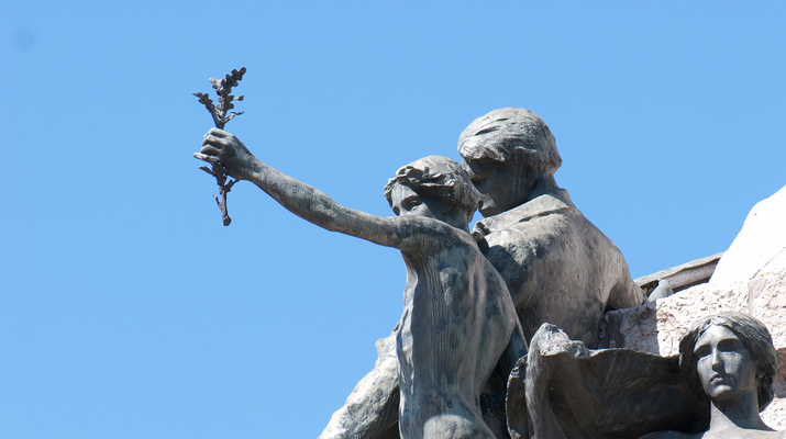 A statue in Barcelona, Spain extends an olive branch in a sign of peace. (Photo/Thomas Quine via Flickr)