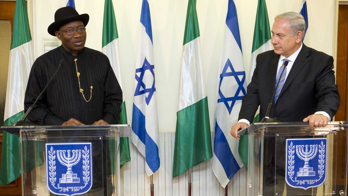 Israeli Prime Minister Benjamin Netanyahu, right, and former Nigerian President Goodluck Jonathan, speak during a press conference at the Prime Minister's Office in Jerusalem, Monday, Oct. 28, 2013. (AP Photo/Abir Sultan, Pool)