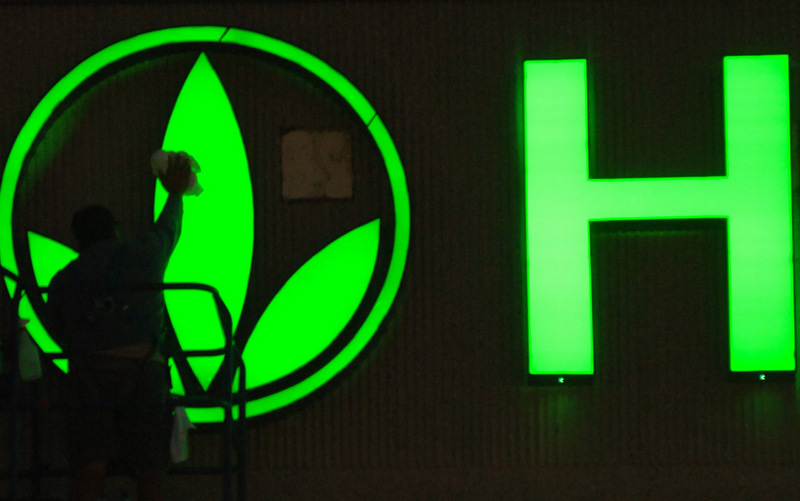 A worker cleans the logo on the Herbalife sign as finishing touches are put on the company's building in Torrance, Calif., . (AP Photo/Herbalife, Susan Goldman) 