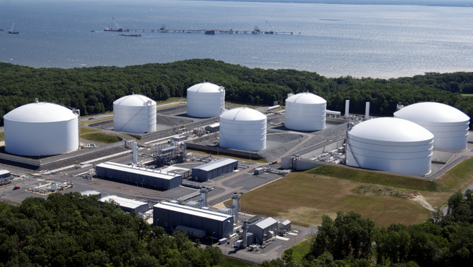在 2010 年 7 月 1 日，Dominion Resources 提供的照片显示了位于马里兰州卡尔弗特县 Cove Point 的 Cove Point LNG 接收站的储罐。随着能源部考虑一系列申请以运送液化天然气，有关出口液化天然气的争论正在加剧。燃料运往日本、印度等价格远高于美国的国家。 （美联社照片/统治资源）