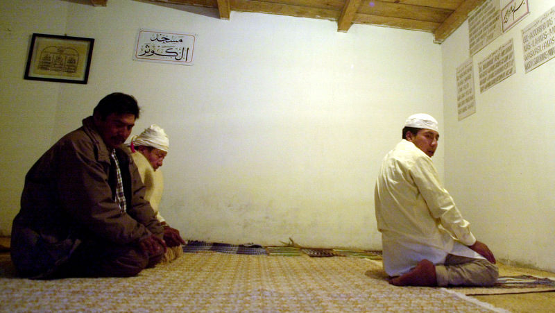 Juan Gomez, right, his father Agustin Gomez, left, and his grandfather Salvador Gomez, center, indigenous Chamulas, say their prayers at the mosque of the Islamic Cultural Center of Mexico, Friday, July 5, 2002 in San Cristobal de Las Casas, Chiapas, Mexico. The family observes the Muslim religion since 1995. (AP Photo/ Eduardo Verdugo)