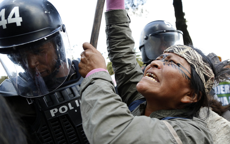 An indigenous woman confronts police 